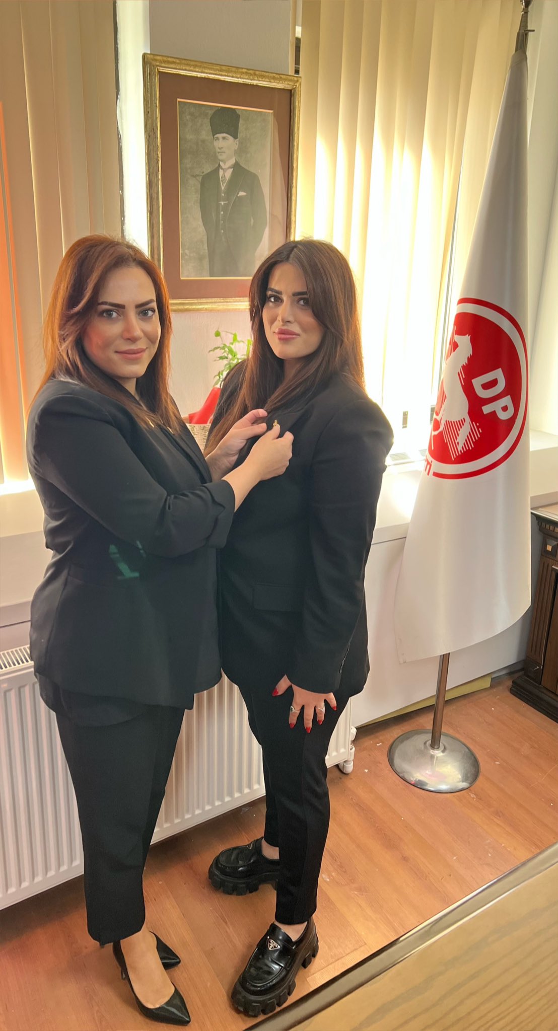 Bülent Arınç'ın yeğeni Demokrat Parti rozeti taktı